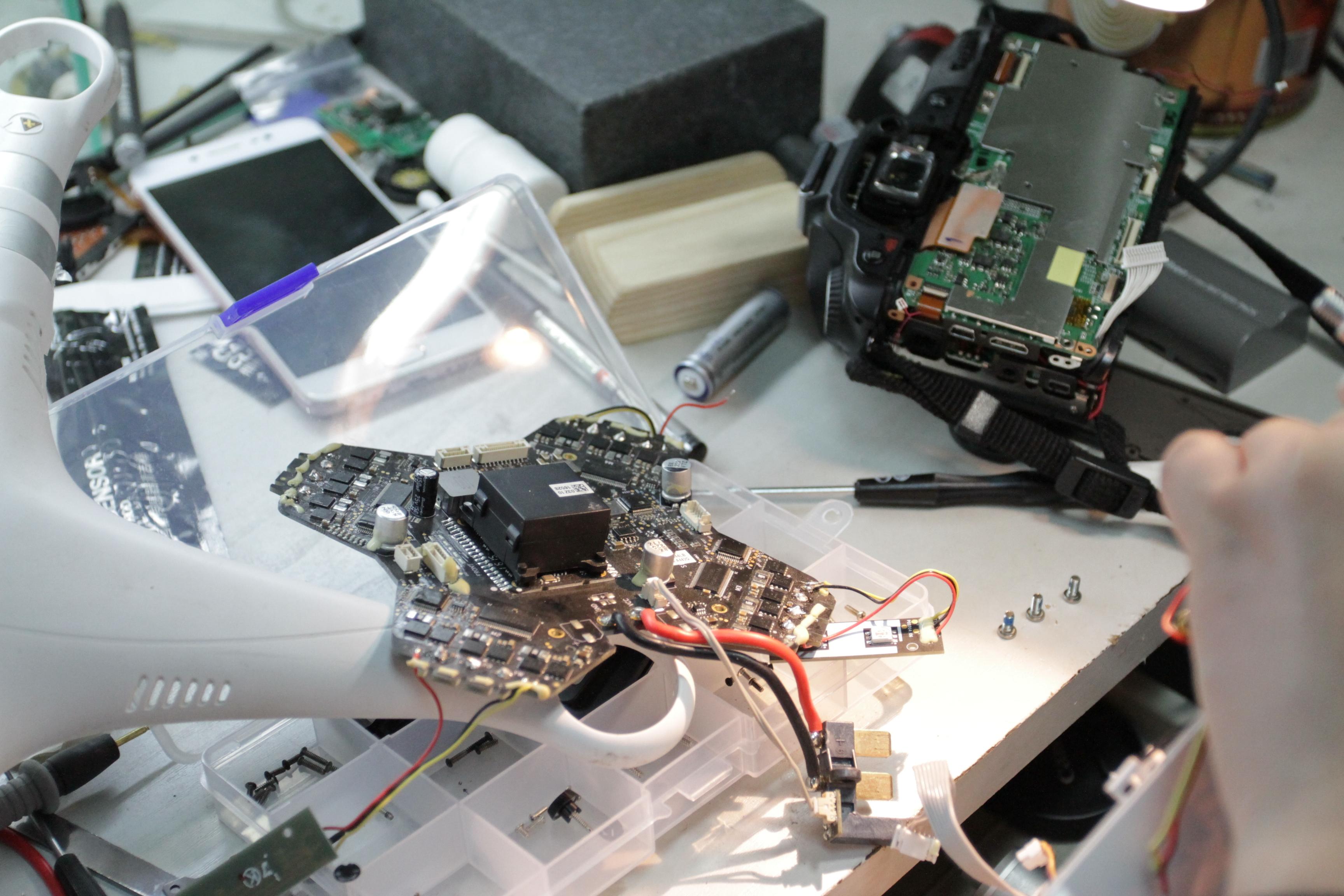 90后农村小伙巧手修无人机，年修400台圆城市梦